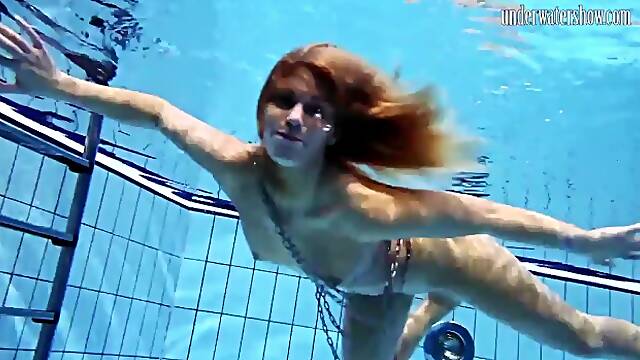 Underwater Show - babe smut