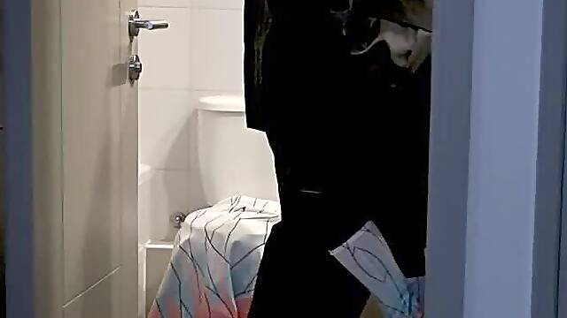 Mitsuri spies how Tanjiro fuckes Shinobu in the toilet - Bella Hentaigirl